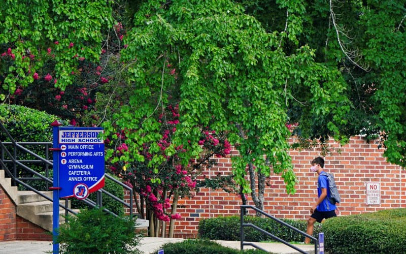 マスクを着用して登校する生徒(7月31日、米ジョージア州)=ロイター マスクを着用して登校する生徒(7月31日、米ジョージア州)=ロイター