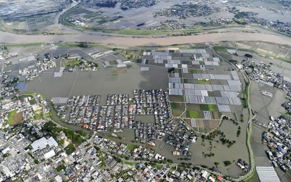 浸水被害を受けた福岡県久留米市の住宅地（7月8日）=共同通信社ヘリから