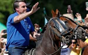 ボルソナロ大統領はなお経済活動を優先する姿勢を示している(5月、ブラジリア)=ロイター ボルソナロ大統領はなお経済活動を優先する姿勢を示している(5月、ブラジリア)=ロイター