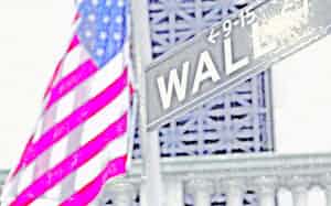 ニューヨーク証券取引所前=AP ニューヨーク証券取引所前=AP