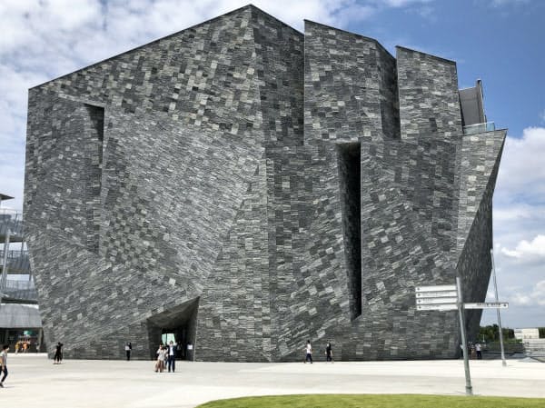 美術館・博物館・図書館の機能の融合をめざす角川武蔵野ミュージアム(埼玉県所沢市)