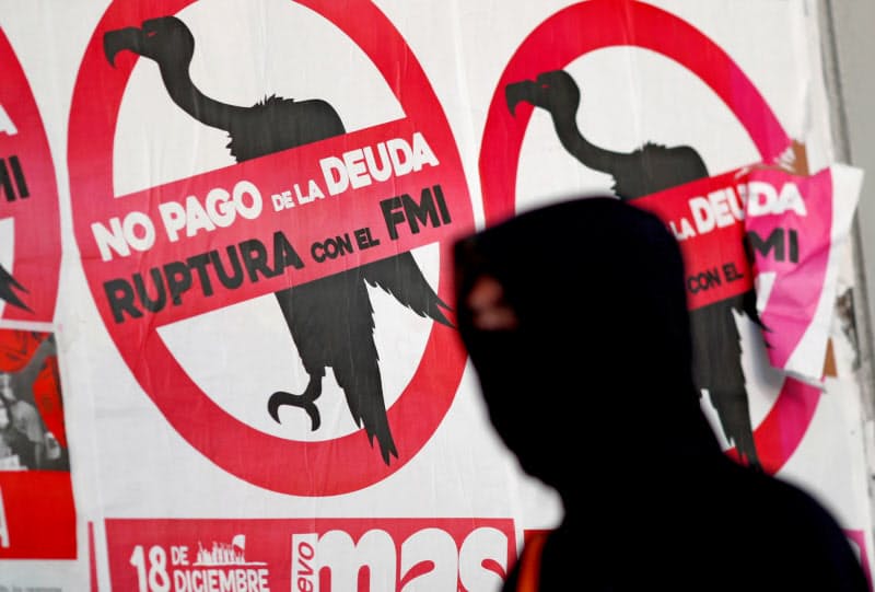 アルゼンチンの首都ブエノスアイレスの路上に張られた「債務返済の必要はない」と訴えるポスター=ロイター アルゼンチンの首都ブエノスアイレスの路上に張られた「債務返済の必要はない」と訴えるポスター=ロイター
