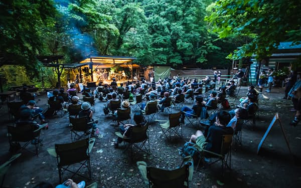 木々に囲まれたキャンプ場で開かれた「＃ライブフォレストフェス」。スタンディングが基本の野外フェスだが、観客には着席か、決められたエリアで立つことだけが許された（7月31日、東京都あきる野市）