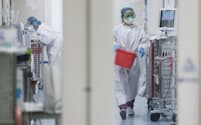 新型コロナウイルスの重症患者が入院する自衛隊中央病院（4月、東京都世田谷区）