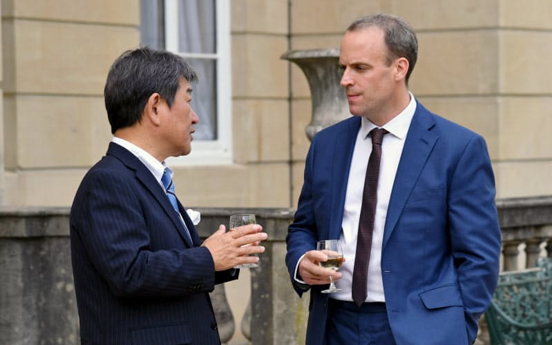 日英外相会談に臨む茂木外相(左)とラーブ外相(5日、ロンドン)=外務省提供 日英外相会談に臨む茂木外相(左)とラーブ外相(5日、ロンドン)=外務省提供
