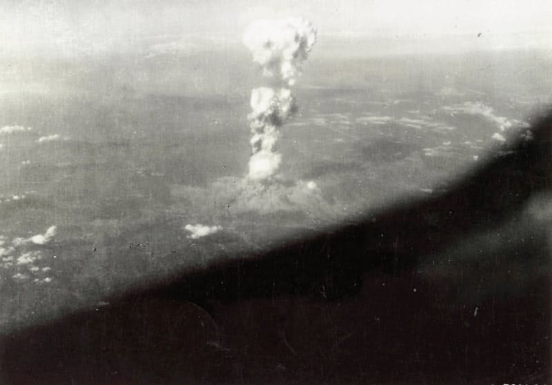 1945年8月6日、広島に投下された原爆の後に発生したキノコ雲(米軍機より)=ロイター 1945年8月6日、広島に投下された原爆の後に発生したキノコ雲(米軍機より)=ロイター