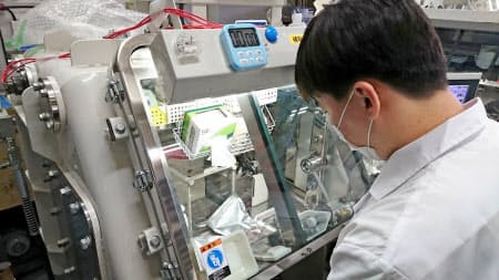 京都大学やトヨタ自動車は、フッ化物イオンで動く次世代電池の開発を進める（京大提供）
