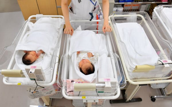 19年の出生数は予想より2年早く90万人を割り込んだ