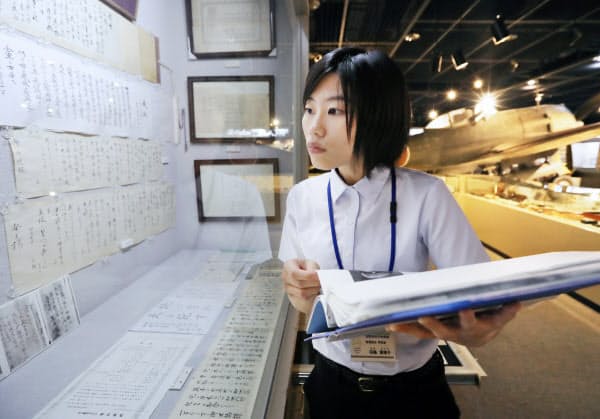 特攻隊員の遺書などを調べる知覧特攻平和会館学芸員の羽場恵理子さん(鹿児島県南九州市)