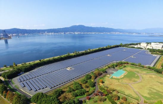 京セラは太陽電池の封止材技術を中国企業にライセンス供与する(写真は京セラ製パネルが使われている滋賀県のメガソーラー)