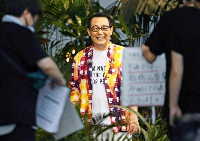ライブで司会を務めるさだまさしさん(7日午後、長崎市)=共同 ライブで司会を務めるさだまさしさん(7日午後、長崎市)=共同