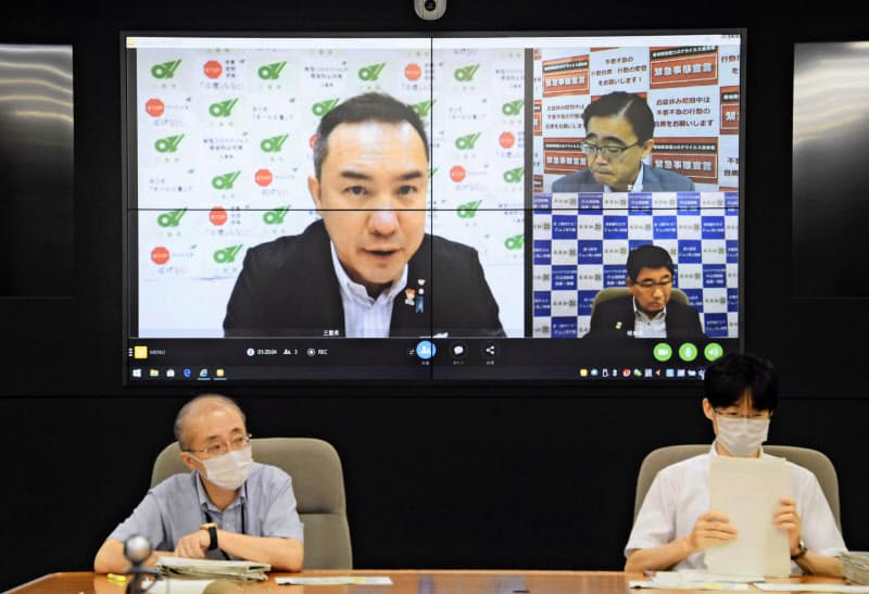 岐阜県庁で映し出された中部3県知事のテレビ会議の画面(7日午後)=共同 岐阜県庁で映し出された中部3県知事のテレビ会議の画面(7日午後)=共同