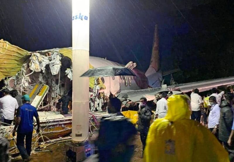 7日、旅客機が大破したインド・コーリコードの空港で、救助活動に当たる隊員ら=ゲッティ共同 7日、旅客機が大破したインド・コーリコードの空港で、救助活動に当たる隊員ら=ゲッティ共同
