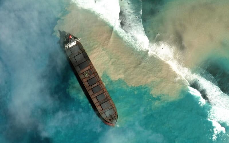 7日に提供されたモーリシャス沖で座礁した大型貨物船の衛星写真(Maxar Technologies提供)=AP 7日に提供されたモーリシャス沖で座礁した大型貨物船の衛星写真(Maxar Technologies提供)=AP