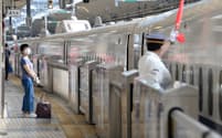 乗客がまばらな新幹線ホーム（8日、JR東京駅）
