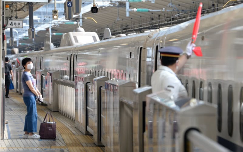 乗客がまばらな新幹線ホーム(8日、JR東京駅) 乗客がまばらな新幹線ホーム(8日、JR東京駅)
