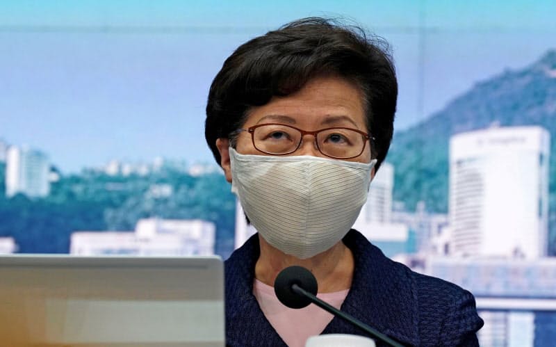 31日、香港で記者会見する林鄭月娥行政長官(ロイター=共同) 31日、香港で記者会見する林鄭月娥行政長官(ロイター=共同)