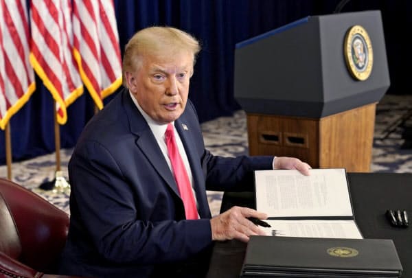 トランプ氏は失業給付を上乗せする大統領令に署名した(8日、米ニュージャージー州)=ロイター
