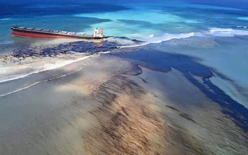 インド洋の島国モーリシャス沖で座礁し、燃料が流出した大型貨物船=AP インド洋の島国モーリシャス沖で座礁し、燃料が流出した大型貨物船=AP