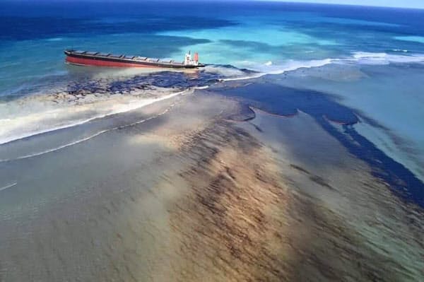 インド洋の島国モーリシャス沖で座礁し、燃料が流出した大型貨物船=AP