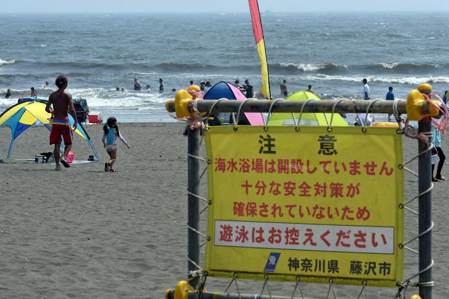 新型コロナ 閉鎖ビーチに思わぬ人波 救護所なく 水難事故懸念 日本経済新聞