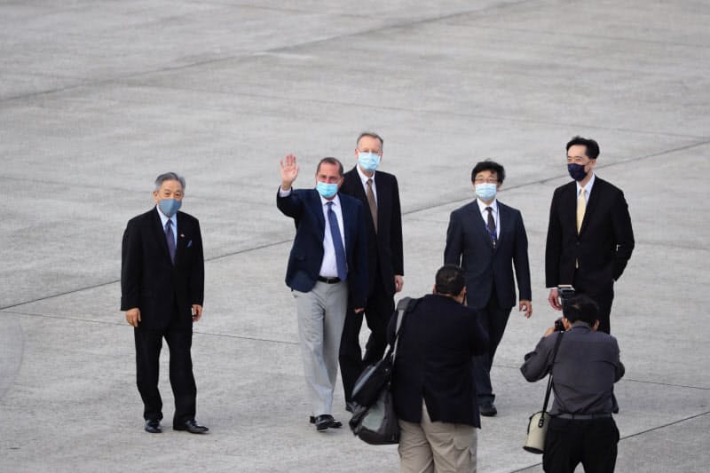 台湾に到着したアザー米厚生長官(9日、台北市内の松山空港)=中央通信社
台湾に到着したアザー米厚生長官(9日、台北市内の松山空港)=中央通信社