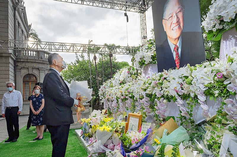 台湾の李登輝元総統の遺影に花を手向ける森元首相=9日、台北(台湾総統府提供・共同) 台湾の李登輝元総統の遺影に花を手向ける森元首相=9日、台北(台湾総統府提供・共同)