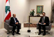 レバノンのディアブ首相(右)は10日、アウン大統領(左)に辞表を提出した=ロイター レバノンのディアブ首相(右)は10日、アウン大統領(左)に辞表を提出した=ロイター