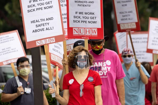 7月22日、米カリフォルニア州で新型コロナウイルスの感染対策を求めて抗議する医療従事者=ロイター