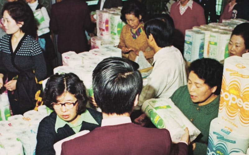 第1次オイルショックでトイレットペーパーを買い求める消費者(1973年10月)=共同 第1次オイルショックでトイレットペーパーを買い求める消費者(1973年10月)=共同