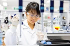 中外製薬の創薬研究風景