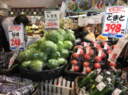 野菜の高値が続いている(8月、東京都江東区の食品スーパー) 野菜の高値が続いている(8月、東京都江東区の食品スーパー)