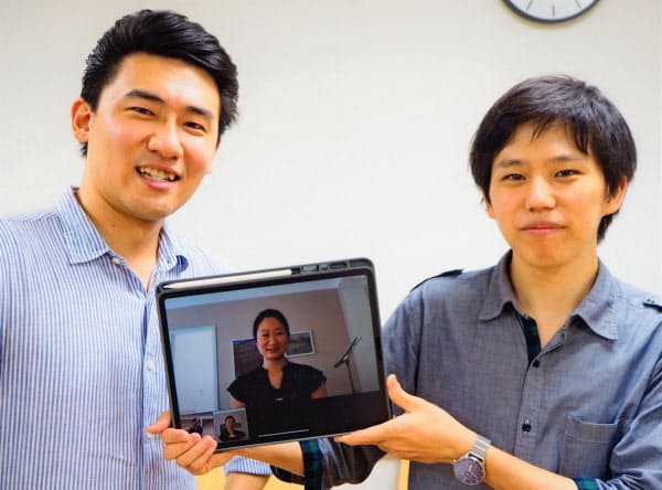 ピアノの秋元孝介(左)とチェロの伊東裕。画面中がバイオリンの小川響子