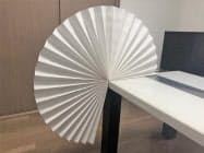 船場が発売する「和扇」。隣席との間仕切りに利用できる 船場が発売する「和扇」。隣席との間仕切りに利用できる