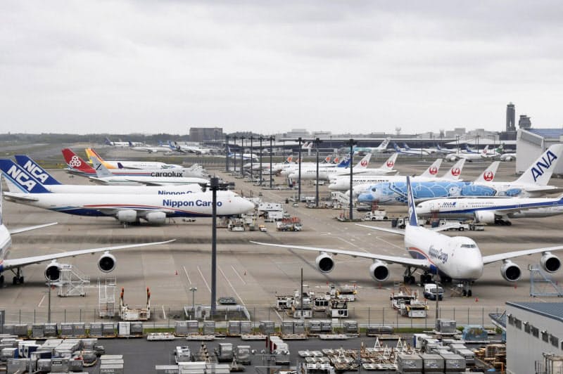 運休中の旅客機などが並ぶ成田空港(5月21日)=共同 運休中の旅客機などが並ぶ成田空港(5月21日)=共同
