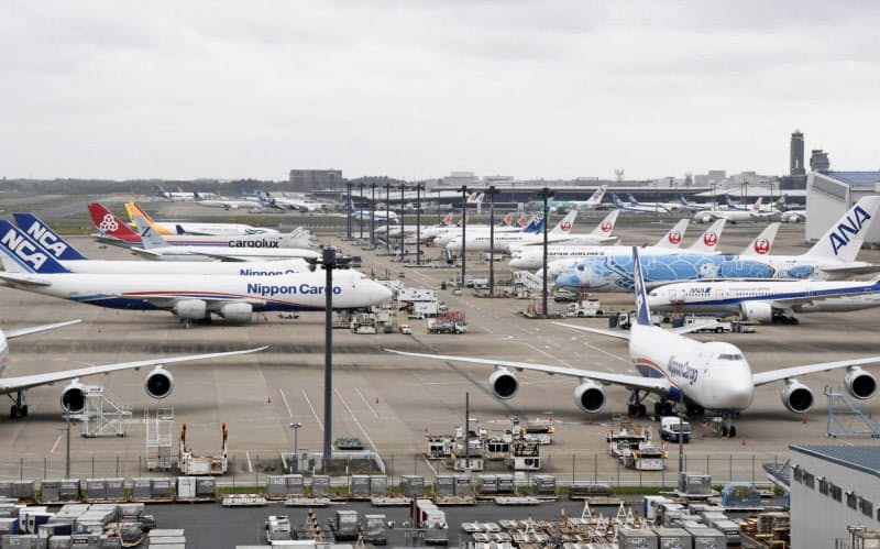 運休中の旅客機などが並ぶ成田空港(5月21日)=共同 運休中の旅客機などが並ぶ成田空港(5月21日)=共同