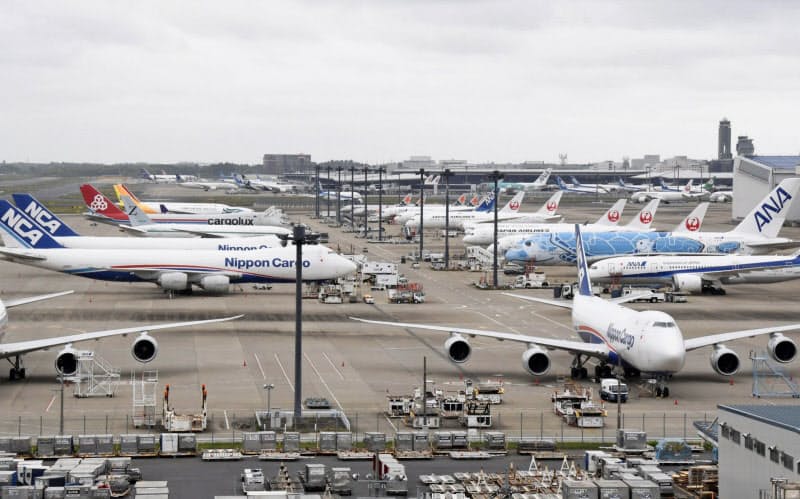 運休中の旅客機などが並ぶ成田空港（５月21日）＝共同