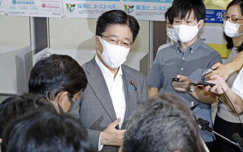 「黒い雨」訴訟で国が控訴したことについて取材に応じる加藤厚労相(中央)(12日午前、厚労省)=共同 「黒い雨」訴訟で国が控訴したことについて取材に応じる加藤厚労相(中央)(12日午前、厚労省)=共同