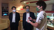 飲食店で新型コロナ対策を聞く埼玉県の大野知事(中央)とさいたま市の清水市長 飲食店で新型コロナ対策を聞く埼玉県の大野知事(中央)とさいたま市の清水市長