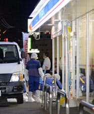 女性が刺されたコンビニ「ローソン宇都宮陽東四丁目店」を調べる捜査員(12日午後8時5分、宇都宮市)=共同 女性が刺されたコンビニ「ローソン宇都宮陽東四丁目店」を調べる捜査員(12日午後8時5分、宇都宮市)=共同