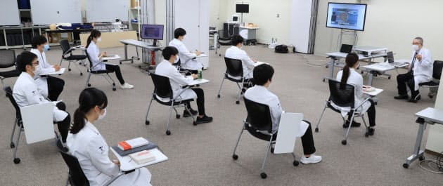 ソーシャルディスタンシング(社会的距離)を保ち授業に臨む(東京都板橋区の帝京大学)