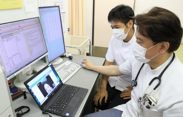 オンライン診療の実習に臨む聖マリアンナ医科大学の内田博士さん(左)。右は山野教授(川崎市)