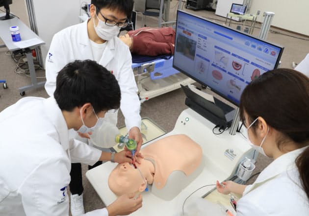 ヒト型シミュレーターで気管挿管の訓練。頭の角度は正常か、歯や舌に荷重がかかりすぎていないかなどが手技と連動してモニターにリアルタイムで表示される