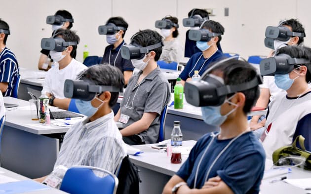 兵庫県内の病院から集まった医師や看護師ら32人がVRゴーグルを装着した(8日、神戸市中央区)