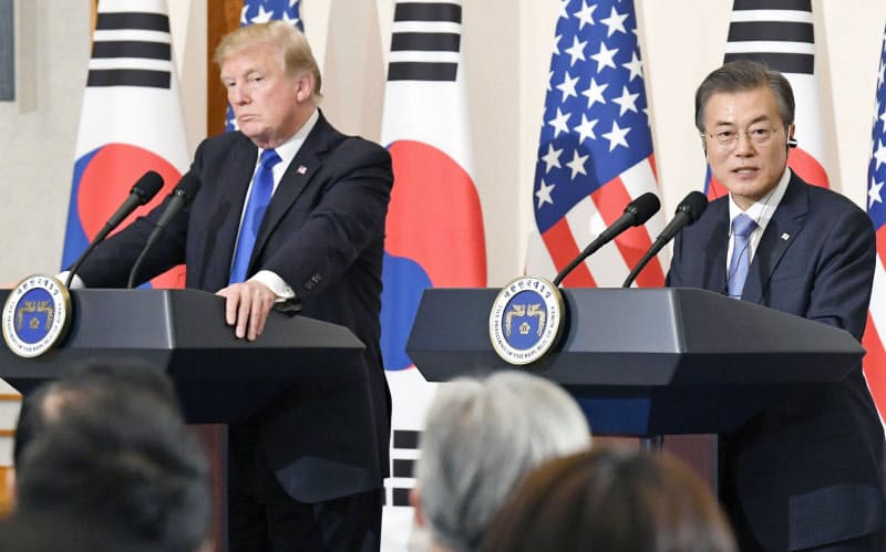朝鮮半島の有事をにらんだ米韓の主導権争いが続いている(2017年11月の米韓首脳会談後に共同記者会見するトランプ米大統領=左=と韓国の文在寅大統領)=共同 朝鮮半島の有事をにらんだ米韓の主導権争いが続いている(2017年11月の米韓首脳会談後に共同記者会見するトランプ米大統領=左=と韓国の文在寅大統領)=共同