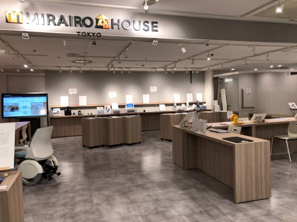 フラットな空間で電動車いすの試乗などが体験できるミライロハウス(東京都墨田区)