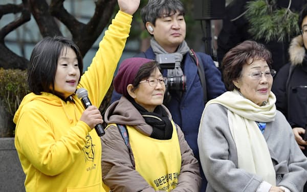 「日本軍性奴隷制問題解決のための正義記憶連帯」（正義連）の尹美香前代表（左)（1月、ソウル）=共同