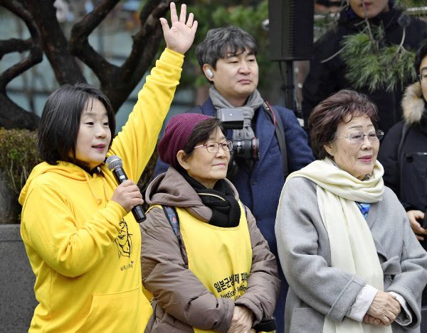韓国 揺れる慰安婦問題 団体前代表が検察出頭 日本経済新聞