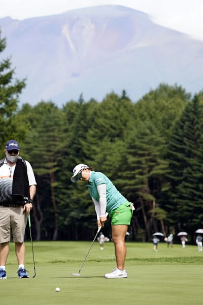 練習ラウンドで調整する鈴木愛(13日、軽井沢72)=共同