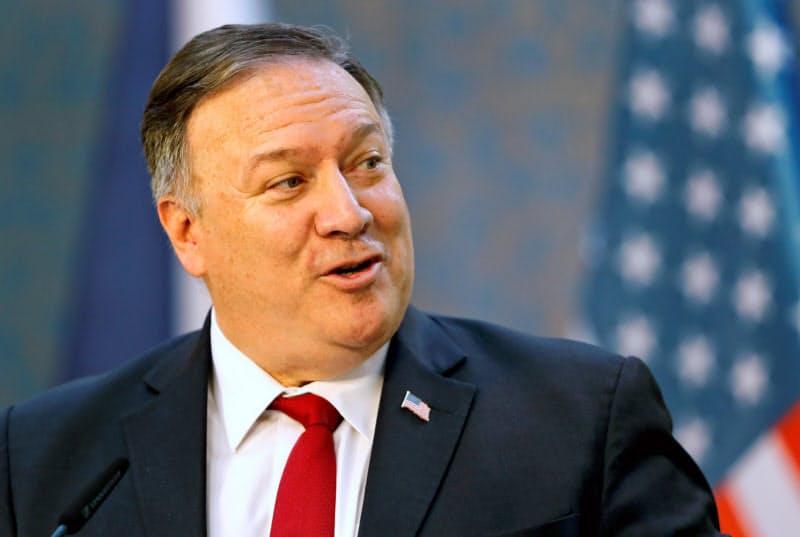 ポンペオ米国務長官は対中強硬姿勢を強めている(12日、チェコ・プラハ)=ロイター ポンペオ米国務長官は対中強硬姿勢を強めている(12日、チェコ・プラハ)=ロイター